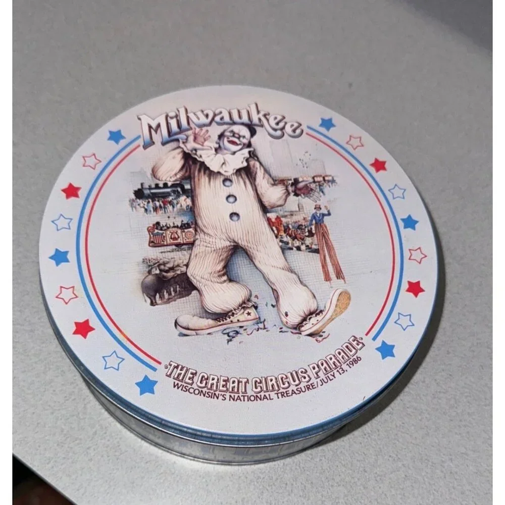1986 The Great Milwaukee Circus Parade Commemorative Tin Carousel Frosted Animal